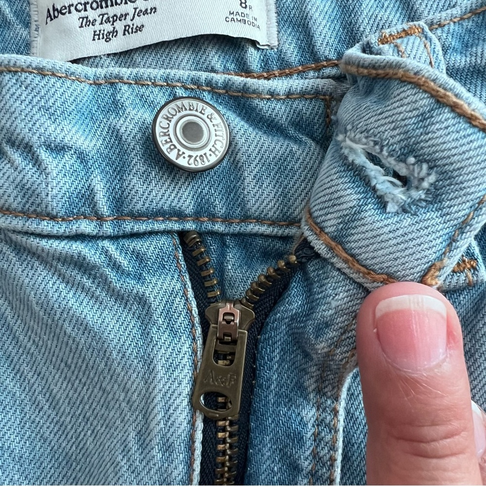 NWT Abercrombie & Fitch Women's The Taper Jean High Rise Light Wash Size 29/8 R - Picture 10 of 13